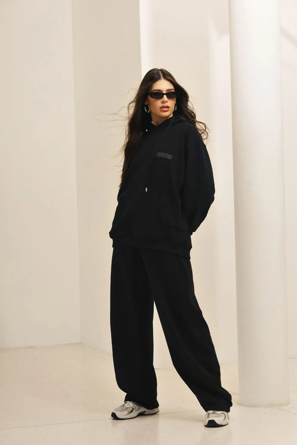 conjunto-moletom-blusa-oversized-e-calca-ballon-preto-53449-p