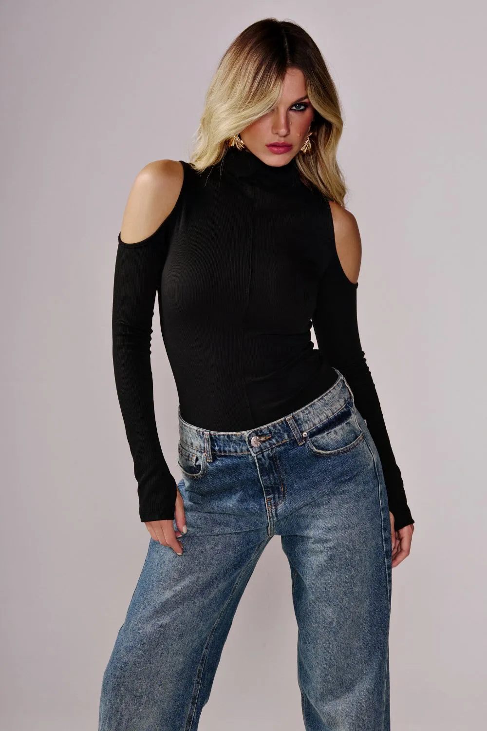 blusa-arya-manga-longa-recortes-ombros-preta-53553-p
