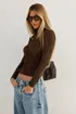 blusa-soraya-manga-longa-drapeada-marrom-53505-m