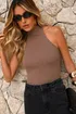 blusa-gola-alta-costas-abertas-mocha-mousse-53204-m
