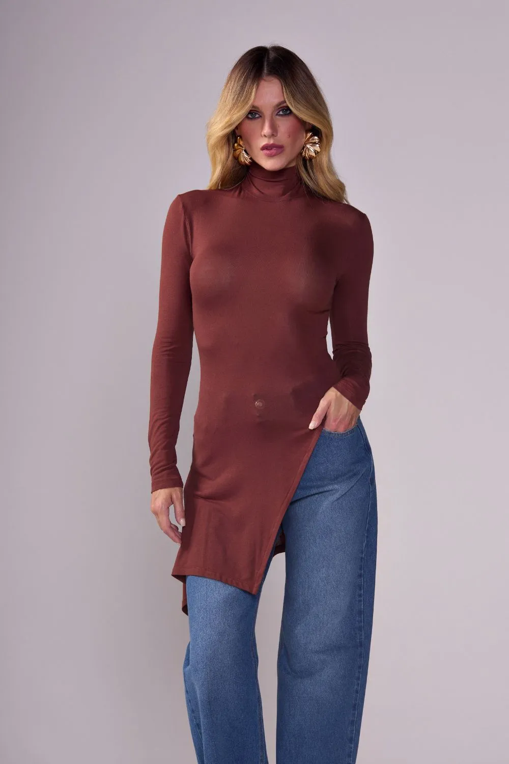 blusa-claudia-gola-alta-recorte-assimetrico-marrom-53535-m