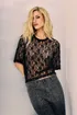 t-shirt-joyce-em-renda-com-aplicacoes-em-brilho-preta-53567-p